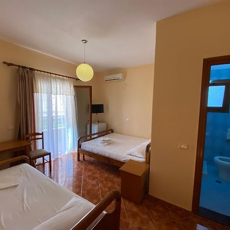 Maria Rentals Radhimë Esterno foto