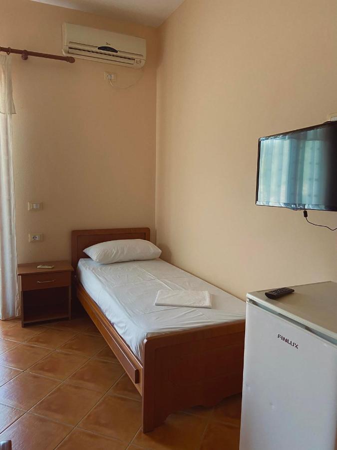 Maria Rentals Radhimë Esterno foto