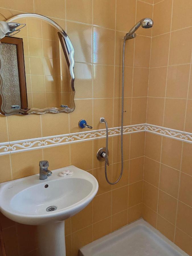 Maria Rentals Radhimë Esterno foto
