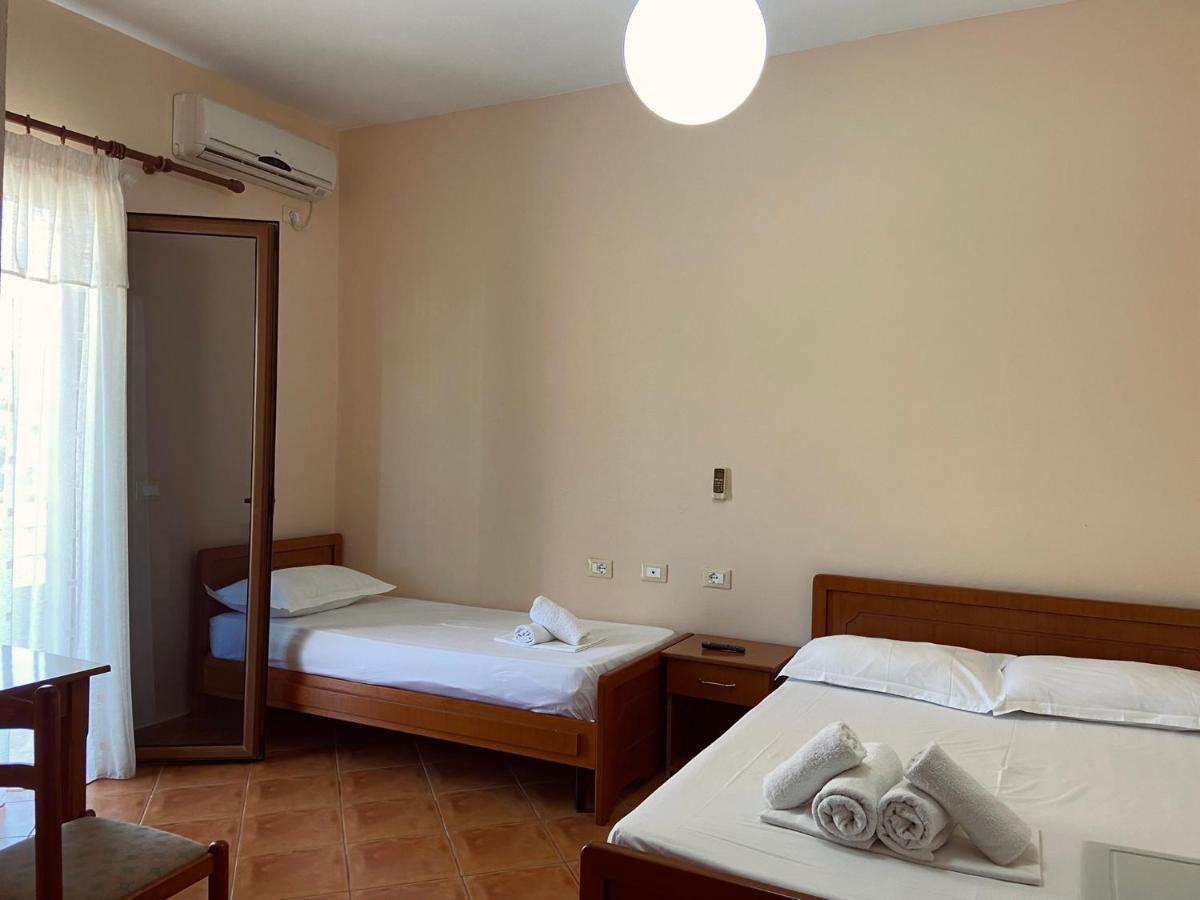 Maria Rentals Radhimë Esterno foto
