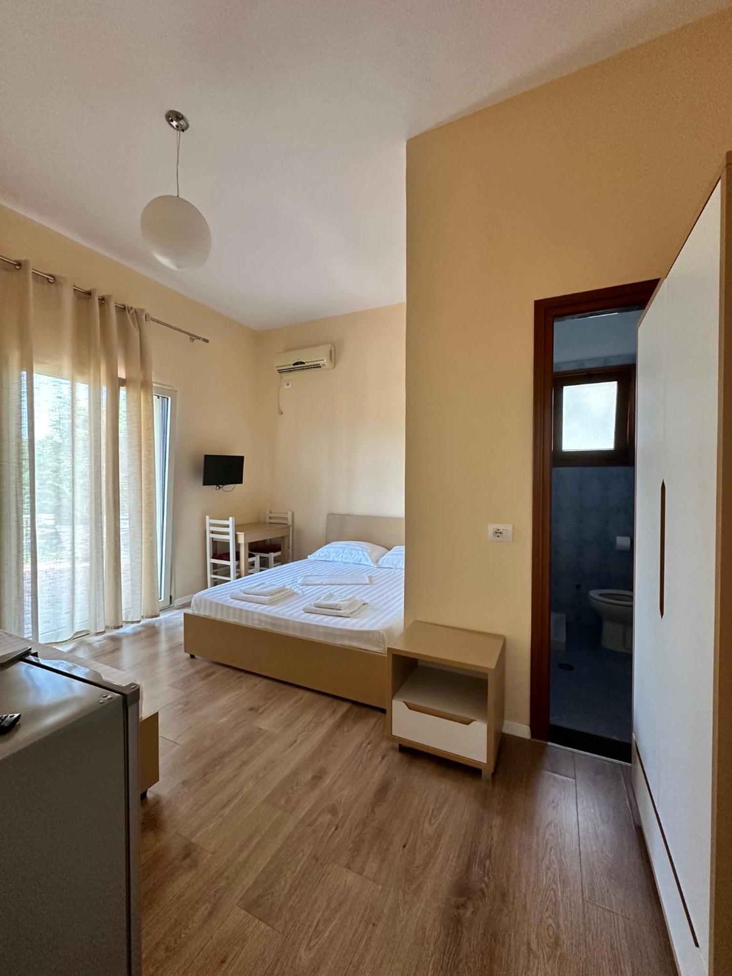 Maria Rentals Radhimë Esterno foto