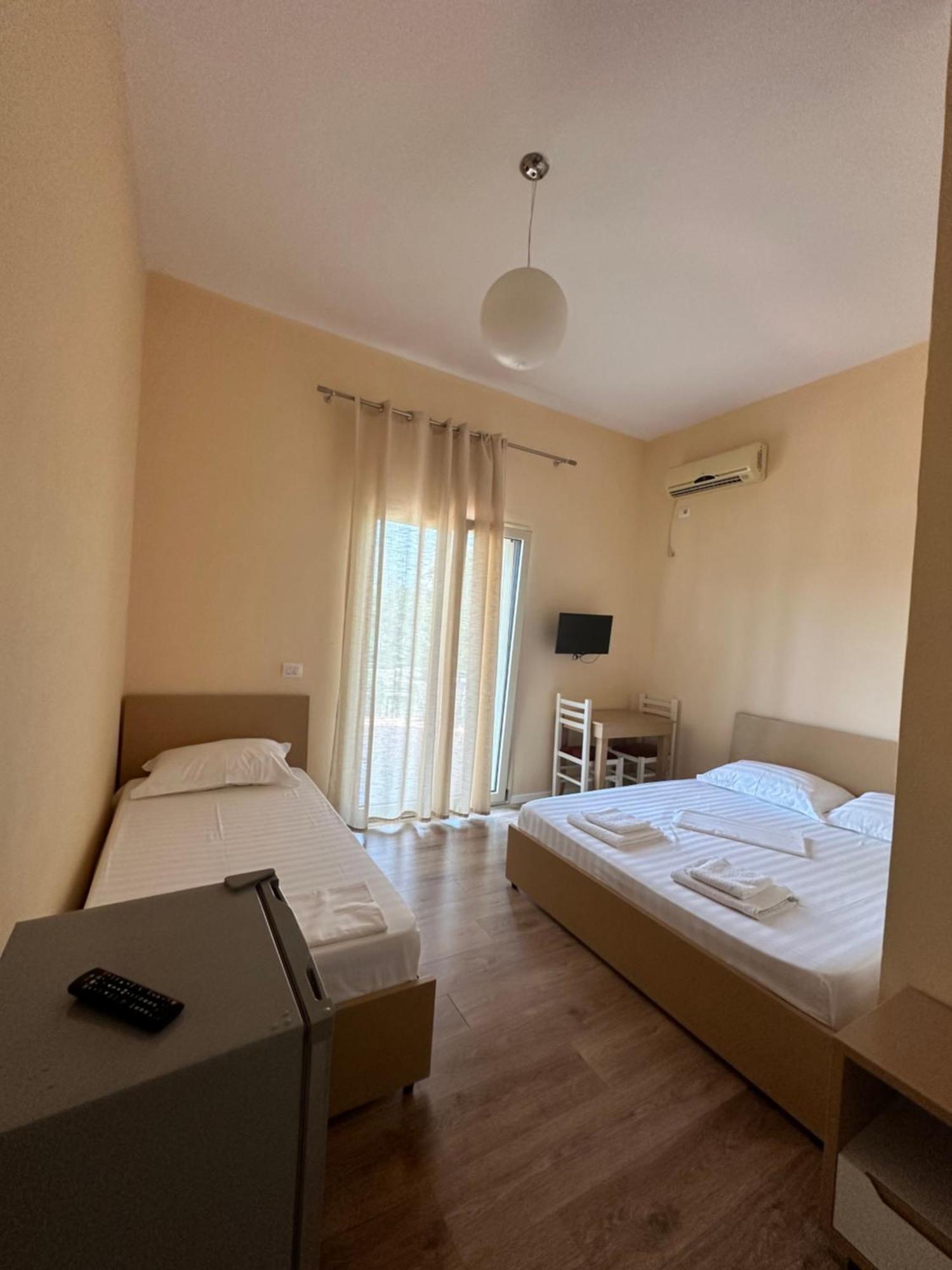 Maria Rentals Radhimë Esterno foto